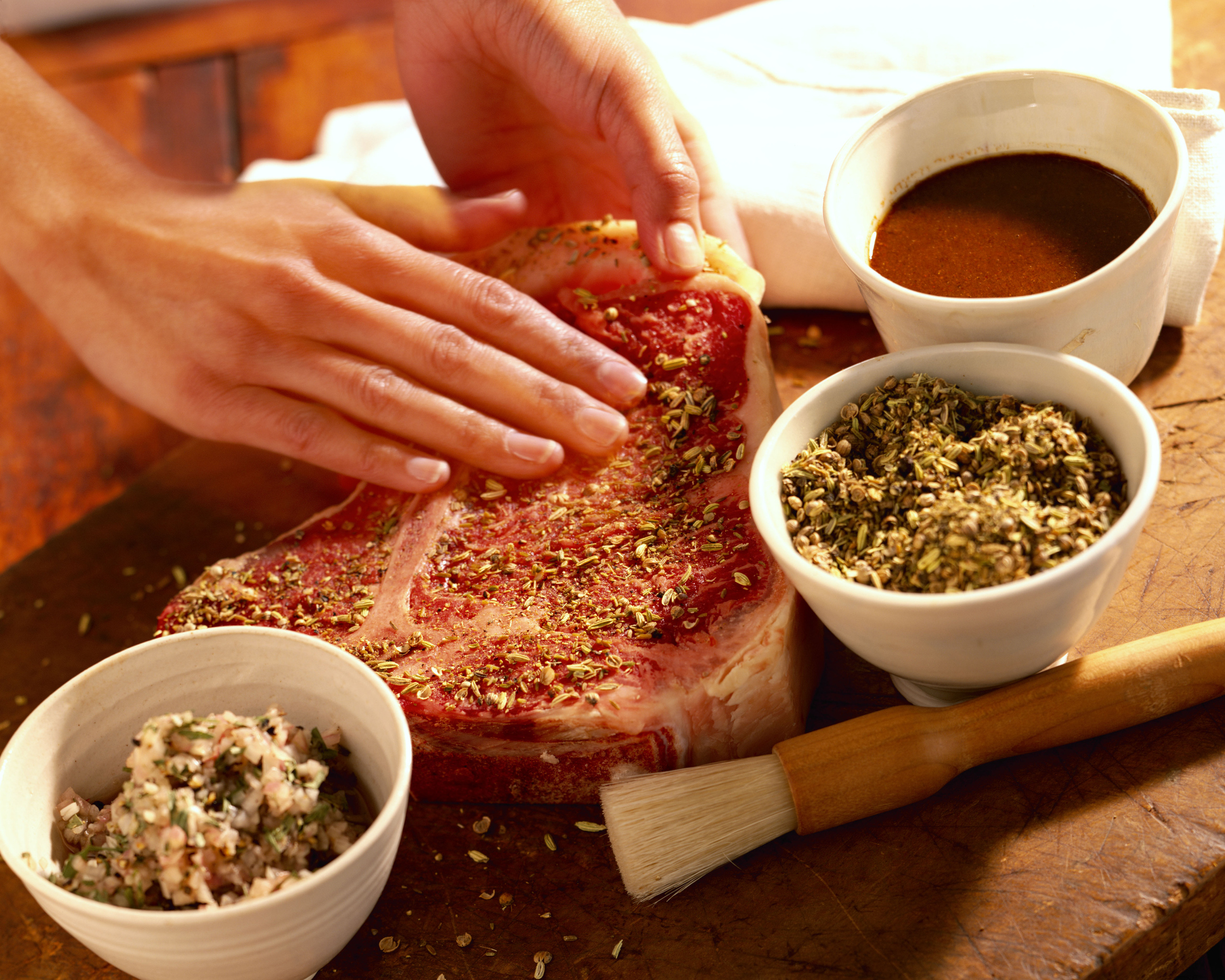 Cómo sazonar o adobar las carnes correctamente; marínelas siempre previamente para destacar los sabores y las texturas.