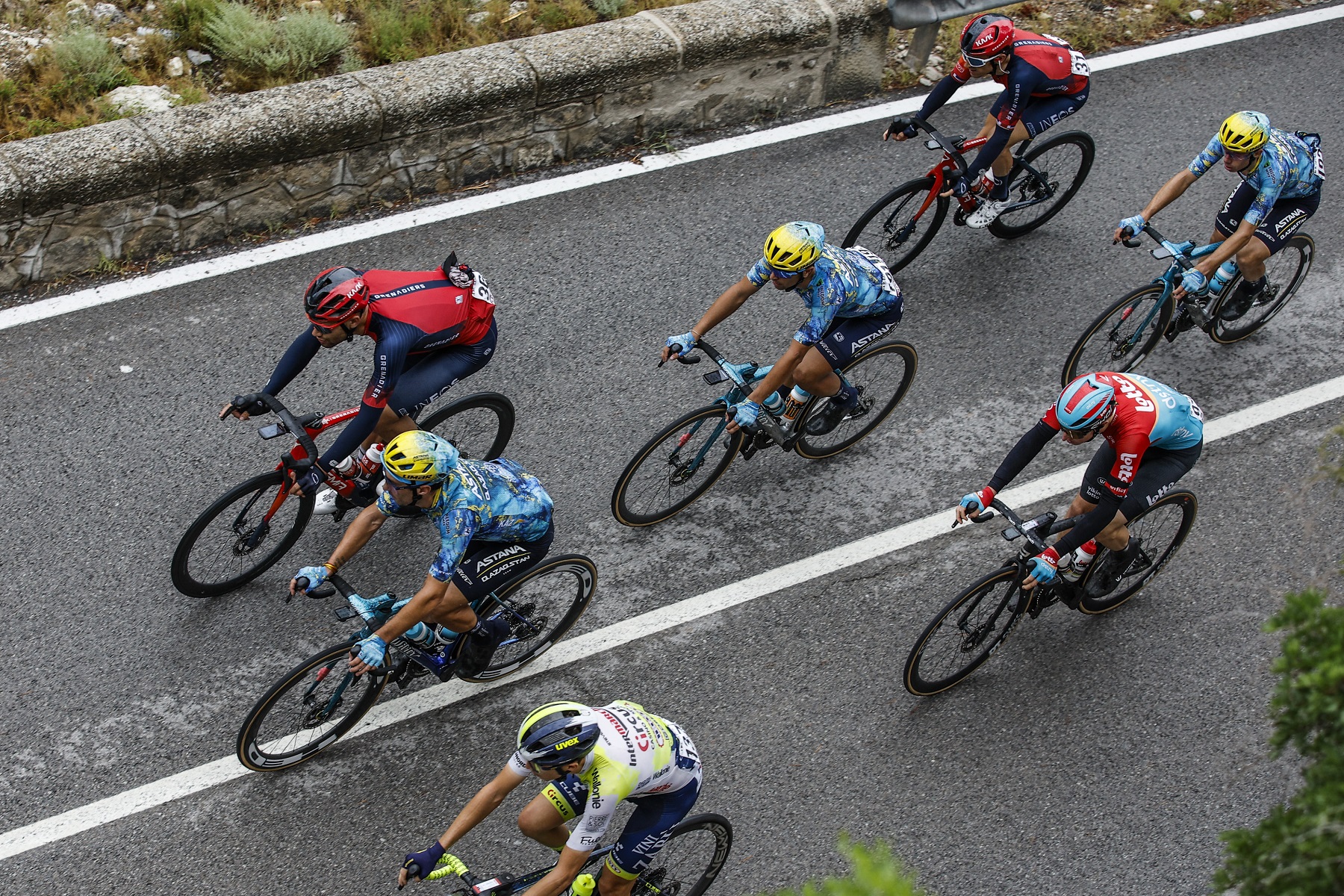 Los ciclistas tendrán el primer contacto con la montaña y se espera que se saquen las primeras diferencias. 