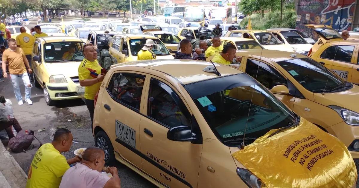 Taxistas protestando por alza de gasolina en Colombia.