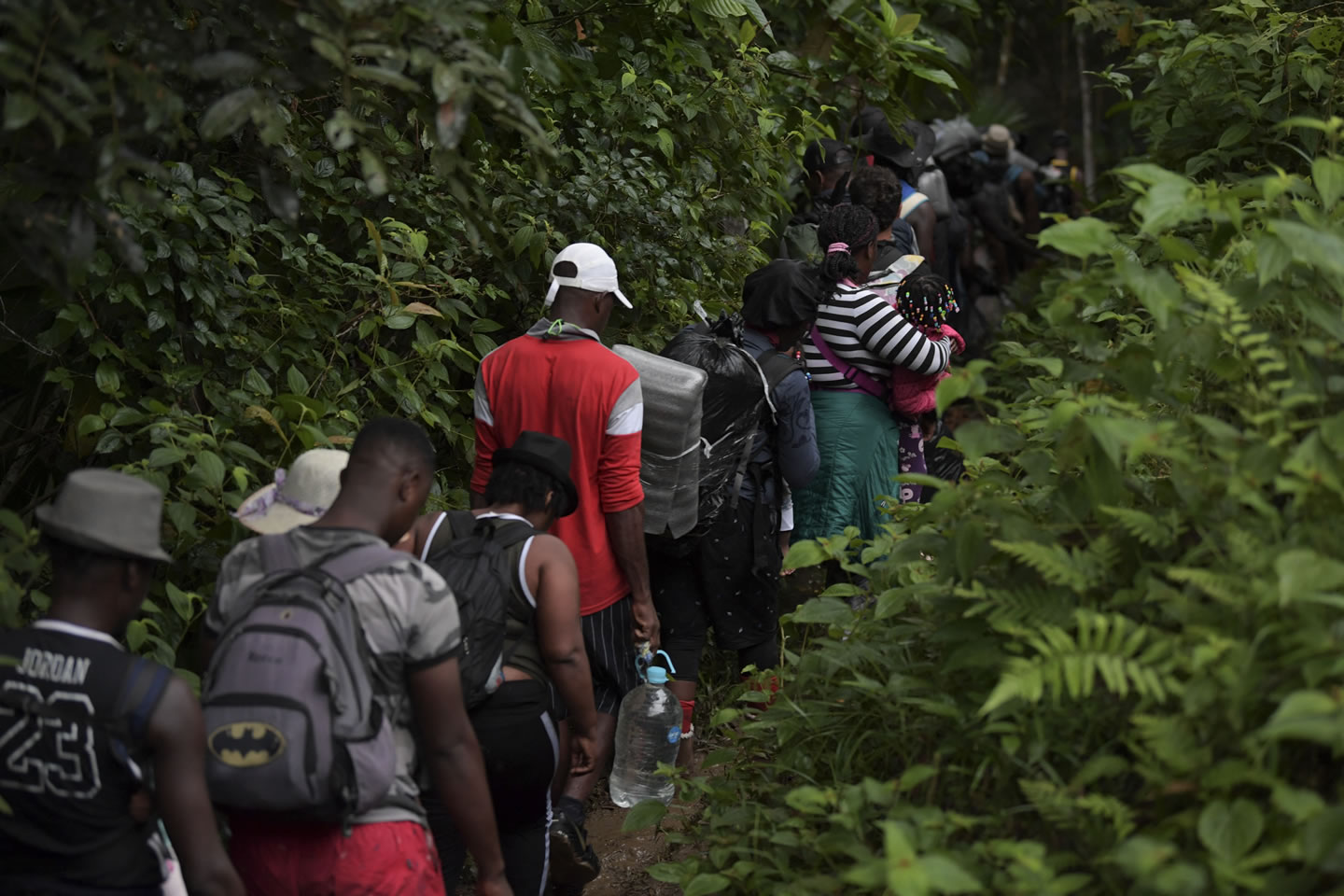 Migrantes pasando por el Tapón de Darién, Panamá dice que han dejado una grave huella en el medio ambiente.