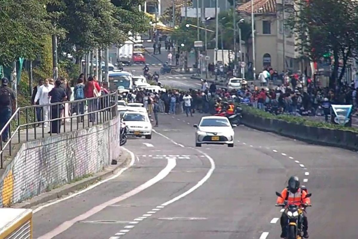 Manifestación hoy Bogotá: bloqueo en Carrera Séptima impide paso de Transmilenio