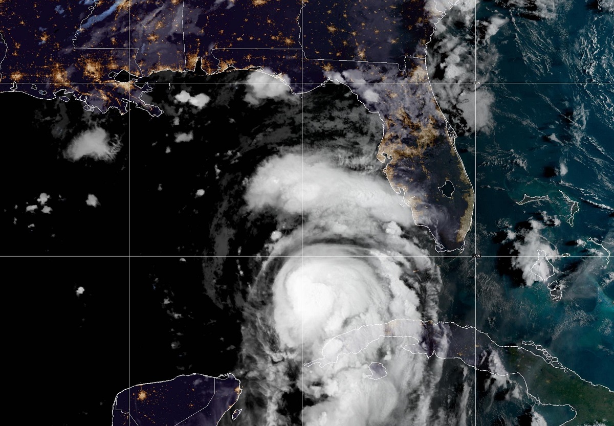 Huracán amenaza Florida con marejadas catastróficas y vientos destructivos.