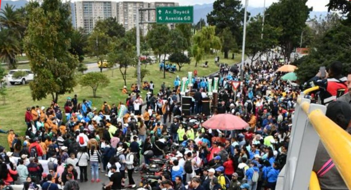 Paro de Fecode en Colombia afecta la movilidad en Bogotá, hay vías cerradas, Transmilenio y más por protesta contra Gustavo Petro.