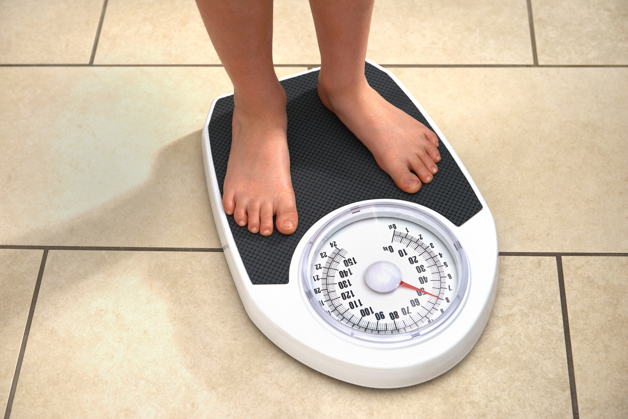 Expertos revelan si el metabolismo está relacionado con el peso de las personas.