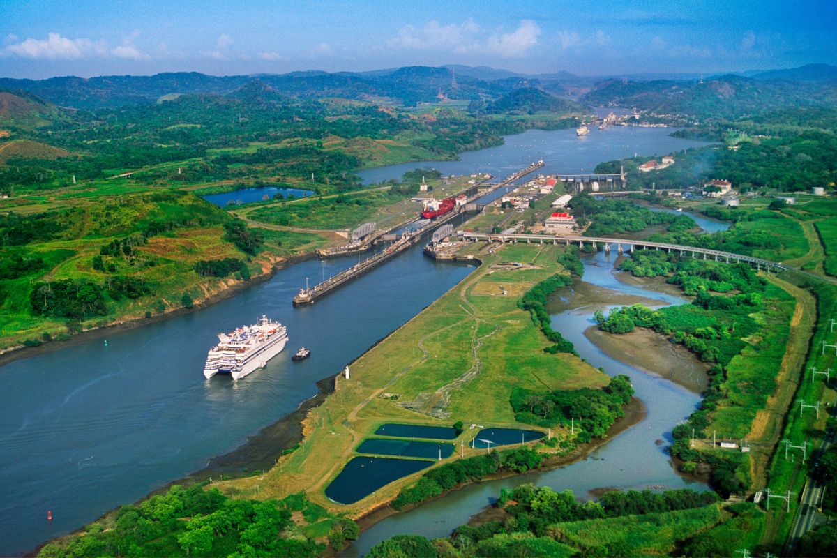Canal de Panamá, que está en sequía y hay 130 busques atascados.