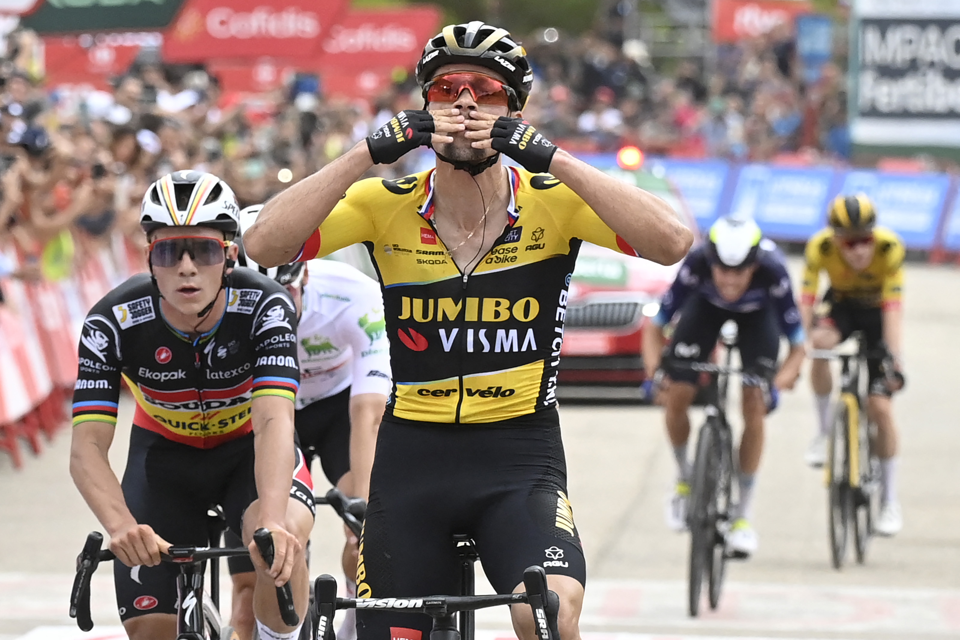 Primoz Roglic ganó la etapa 8 de la Vuelta a España al imponerse ante Remco Evenepoel.