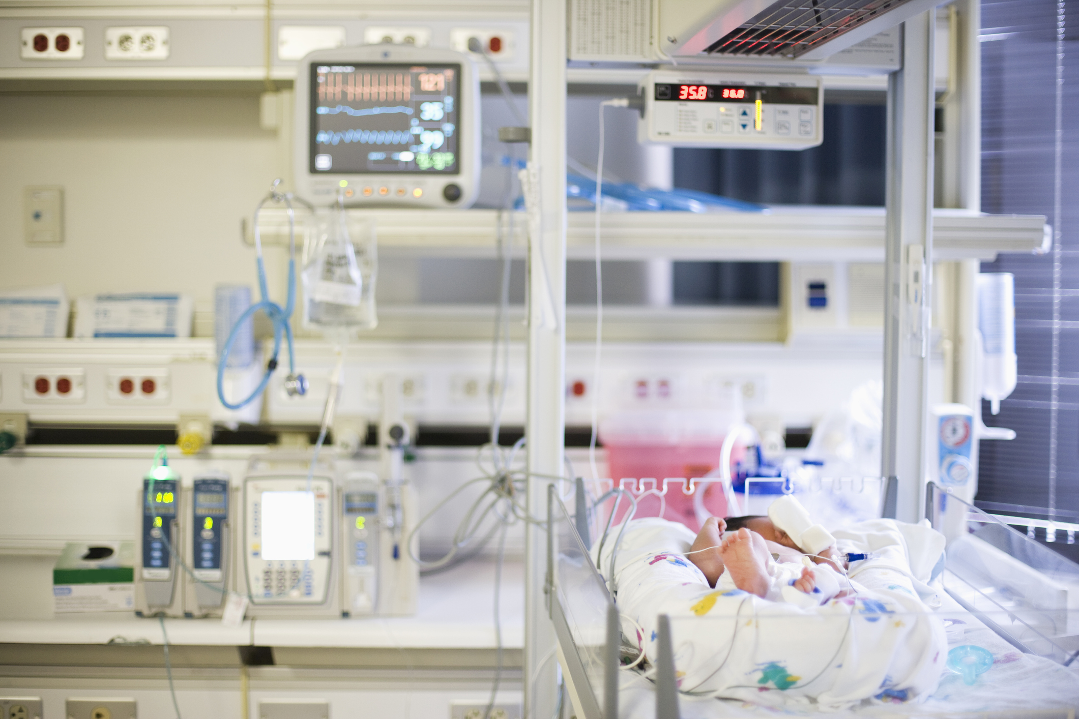 Cómo salvar la vida de bebes prematuros y qué se hace en cuidados intensivos.