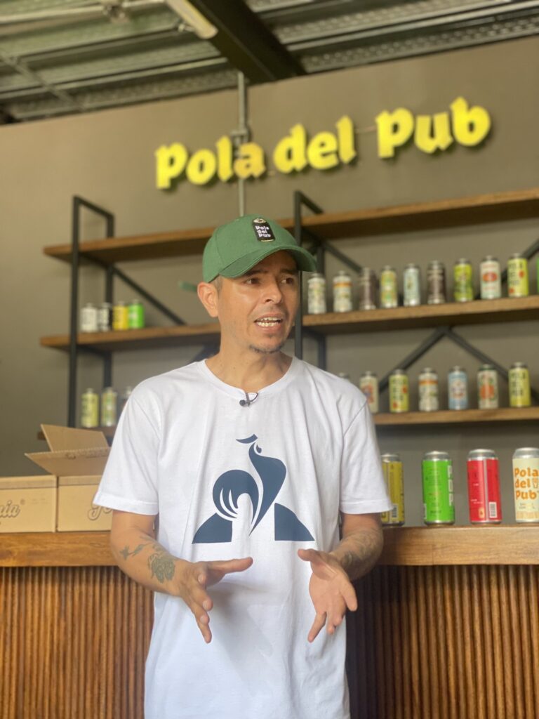 Charlie Suárez, maestro cervecero de Pola del Pub, hablando sobre energía de sus locales y la planta. / Diego Quiroga - Pulzo.