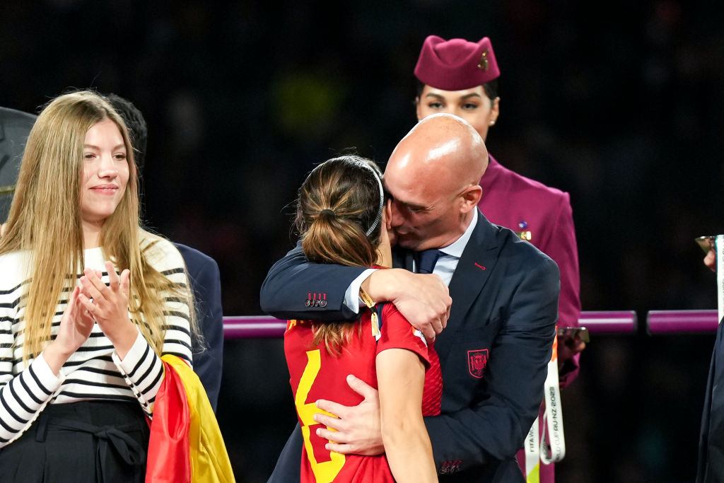 Fiscalía española acuso a Luis Rubiales por le delito de agresión después del polémico beso a Jenni Hermoso en la final del Mundial Femenino 2023.