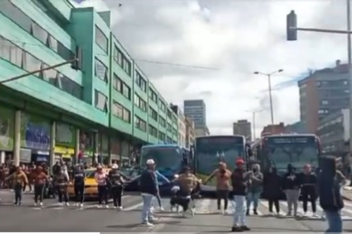 Protestas en Bogotá con comerciantes de San Victorino que tienen afectado el servicio de Transmilenio en el centro de la ciudad. 