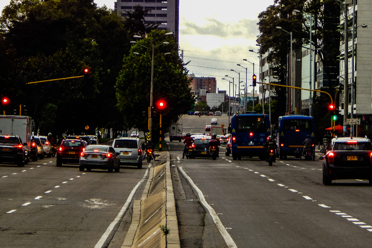 La etiqueta para carros en Bogotá para medir el nivel de contaminación haría cambiar el pico y placa como está actualmente en la ciudad. 