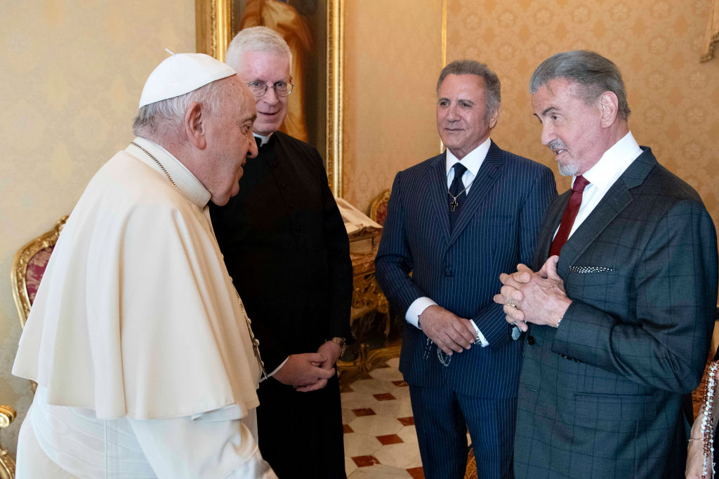 Sylvestre Stallone retó a boxear al Papa Francisco en su visita al Vaticano este viernes, El actor fue acompañado de sus hijas, esposa y su hermano.