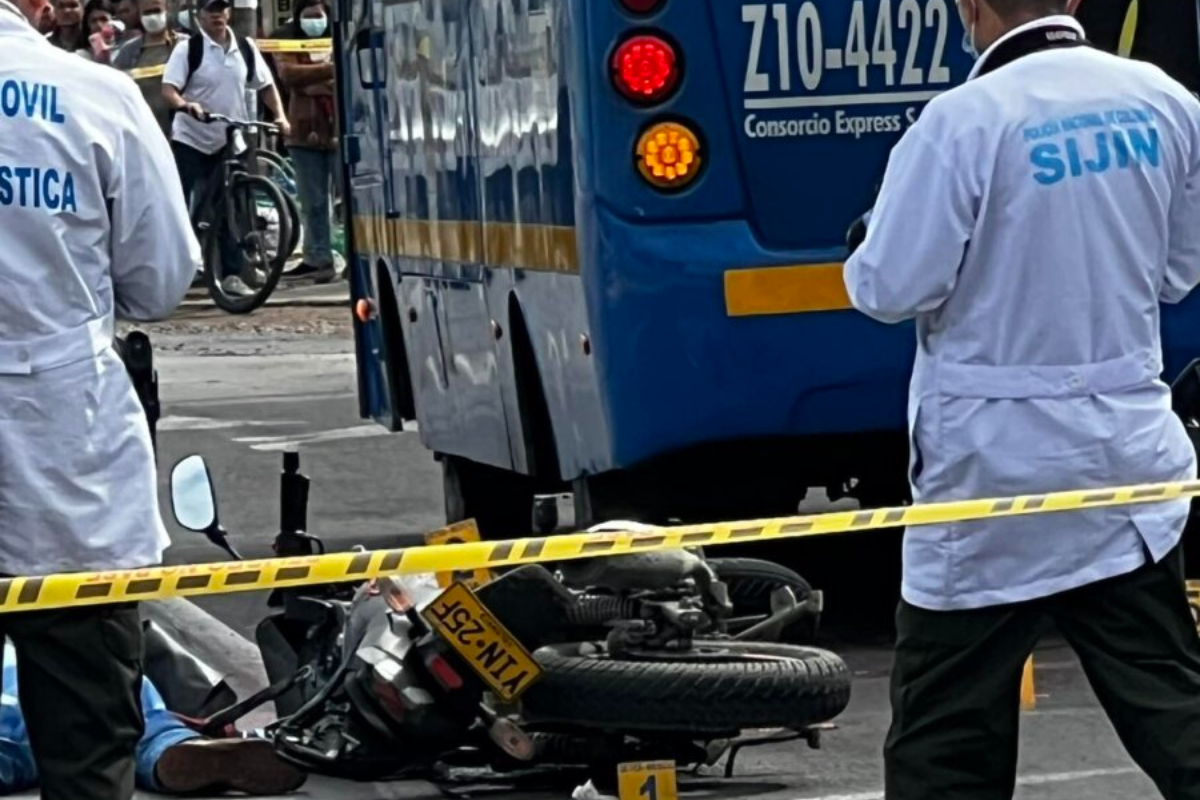 Motociclista en Bogotá murió al estrellarse de frente contra un letrero del SITP. El conductor perdió el control del vehículo. 