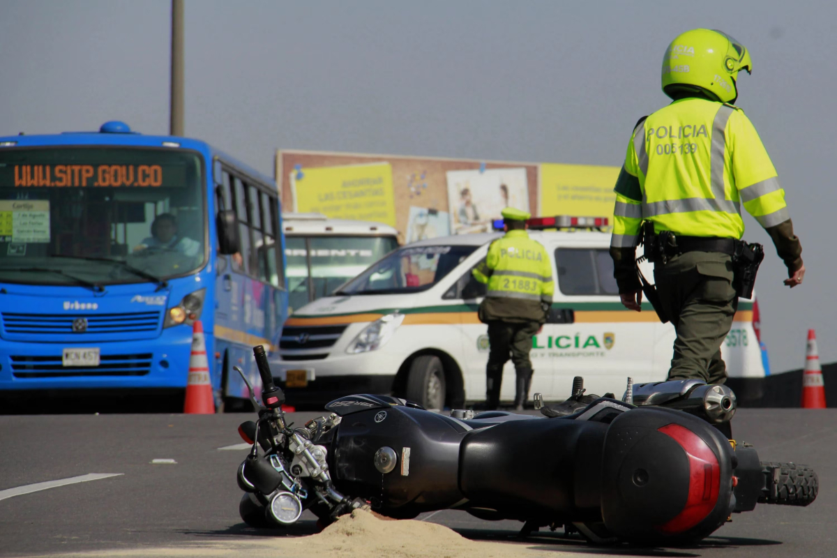 Transmilenio aclaró accidente en el que motociclista murió al chocar de frente contra un letrero del SITP. Dicen que conductor no tuvo culpa. 