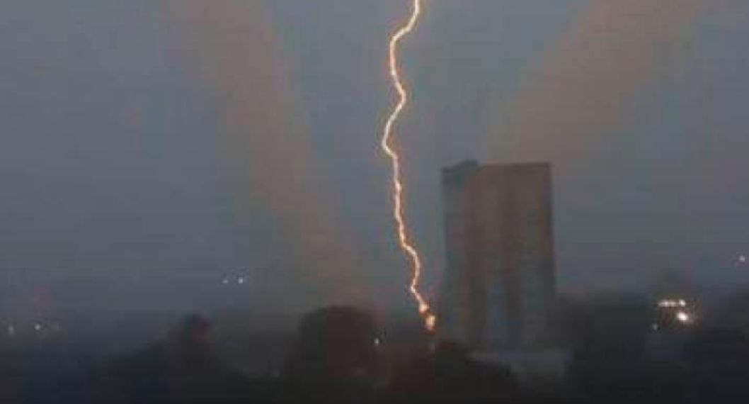 Momento en el que cae un rayo en Bucaramanga el lunes 11 de septiembre y deja sin luz a 200.000 habitantes