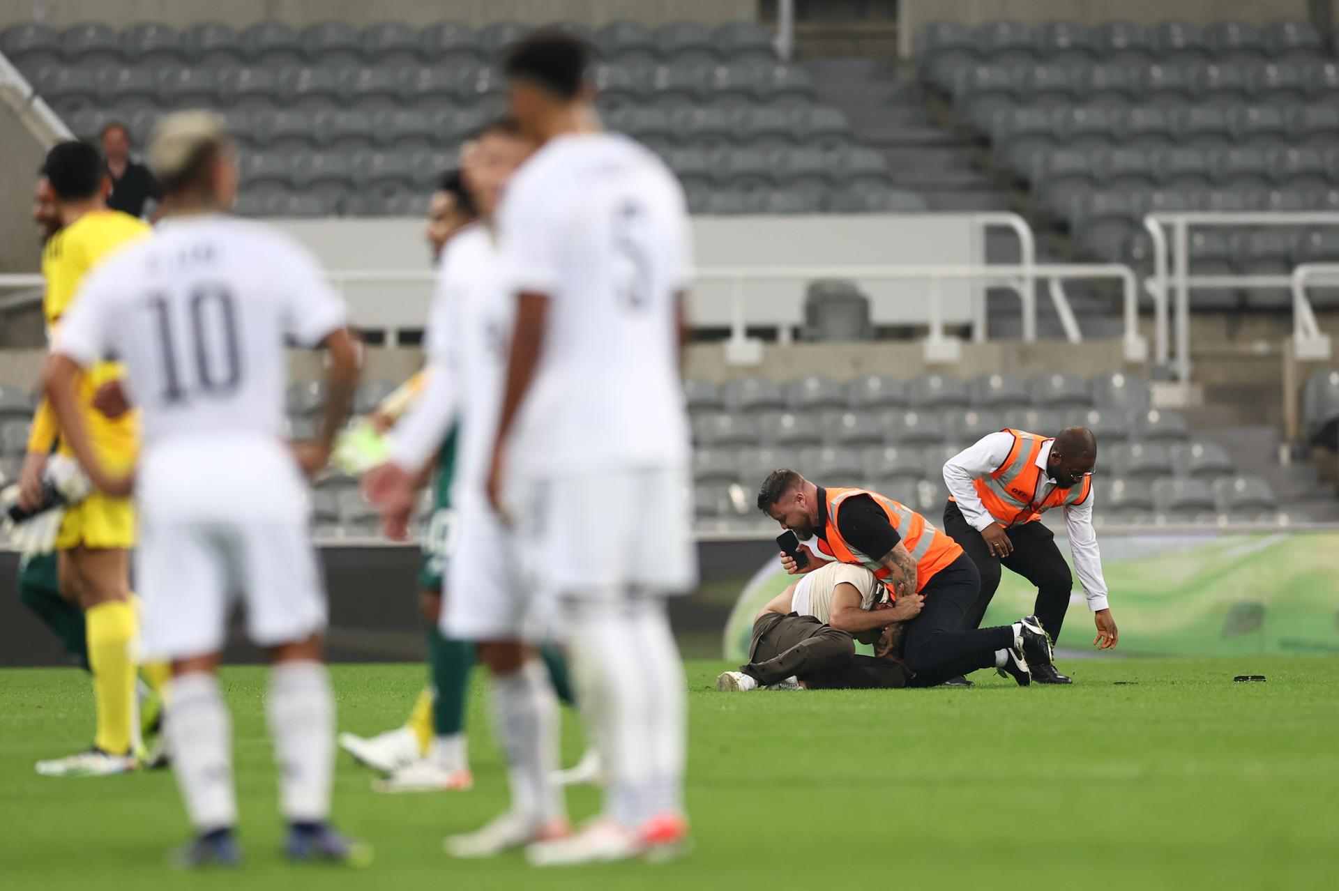 Foto de partido de Costa Rica vs. Emiratos Árabes Unidos, en nota de que falleció asistente técnico del equipo tico en pleno juego: dan detalles de muerte