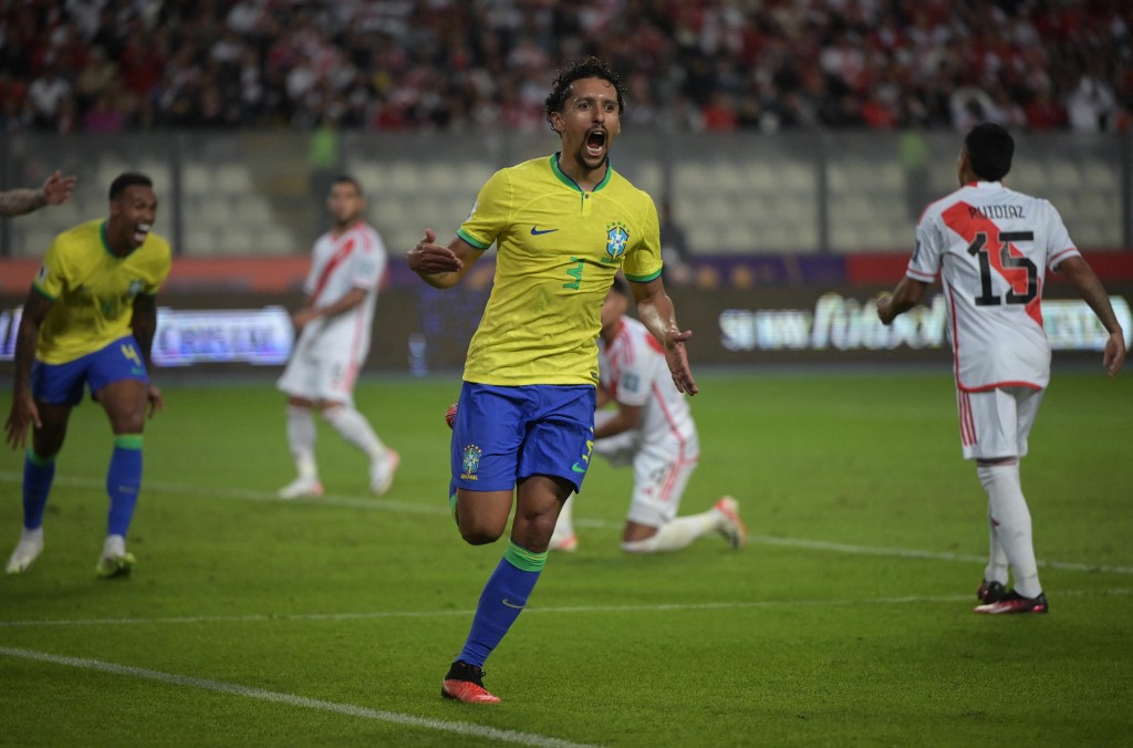 Marquinhos celebra gol de victoria de Brasil contra Perú.