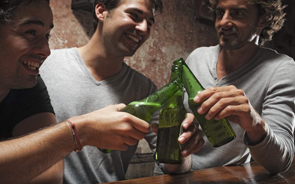 Hombres se sienten atraídos entre ellos mismos cuando se sienten 'borrachos', según estudio.