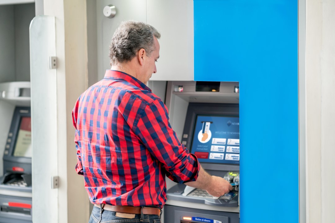Cajeros automáticos en Bogotá y otras ciudades de Colombia tienen problema y algunos se quedan con las tarjetas débito en bancos.
