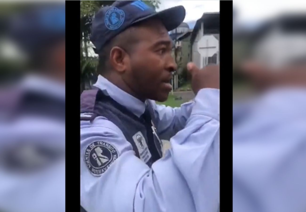 Agente de tránsito en Buenaventura inmovilizó una moto de la Policía y se la llevó a los patios por estar mal parqueada. El video se volvió viral.