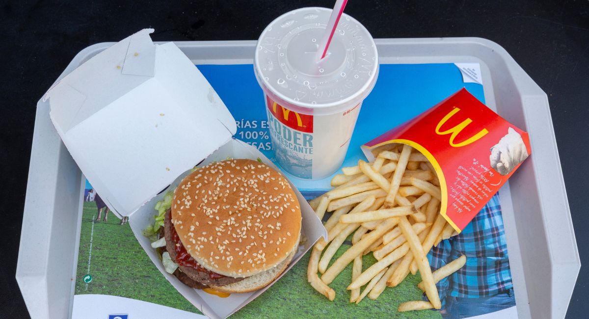 McDonald’s, cadena de comida rápida, planea retirar de sus restaurantes los dispensadores de gaseosas y aclaran si afectará a Colombia.