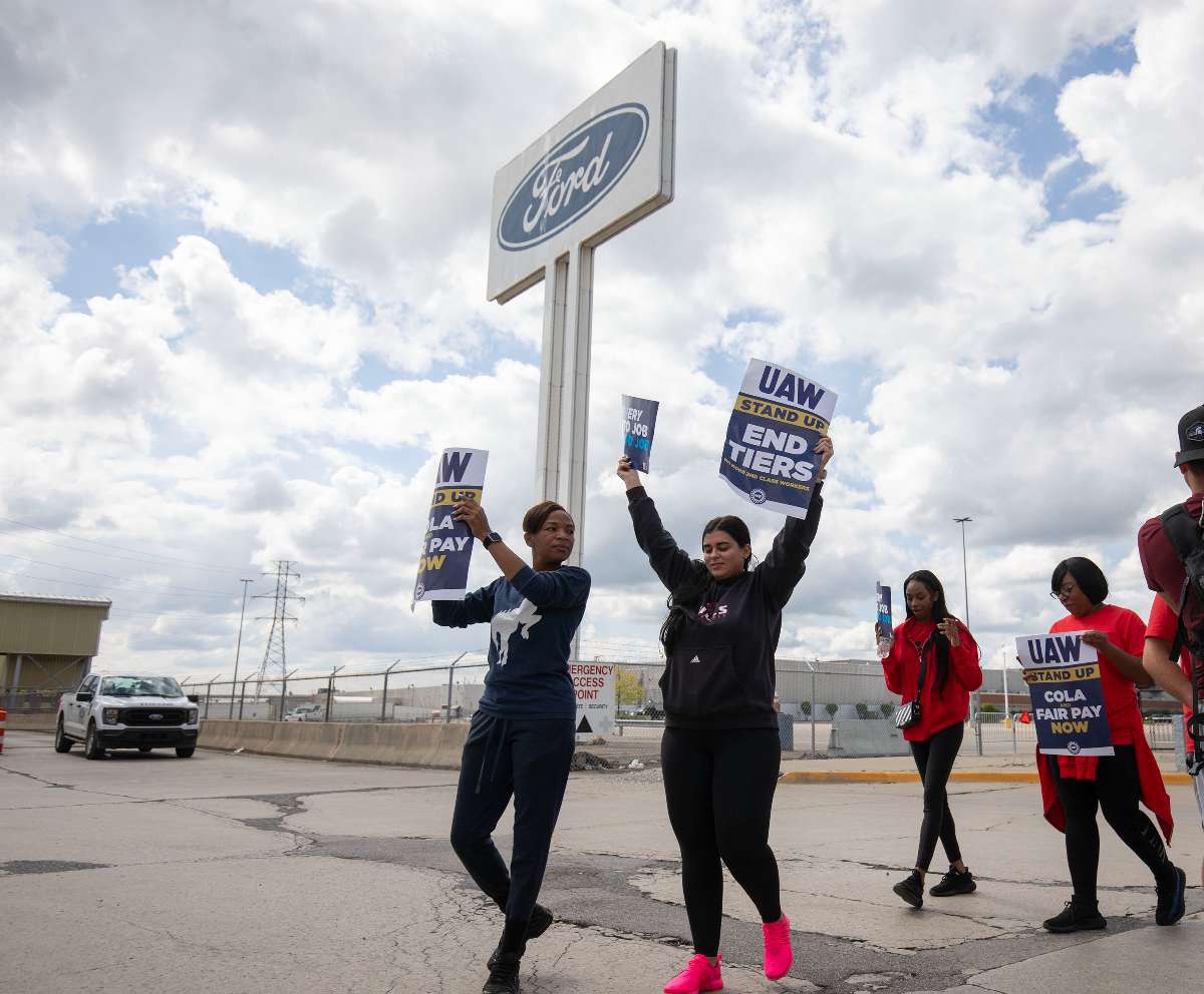 Foto de huelga en plantas de Ford, en nota sobre carros por huelga en General Motors, Ford y Stellantis en EE. UU. encendió debate.