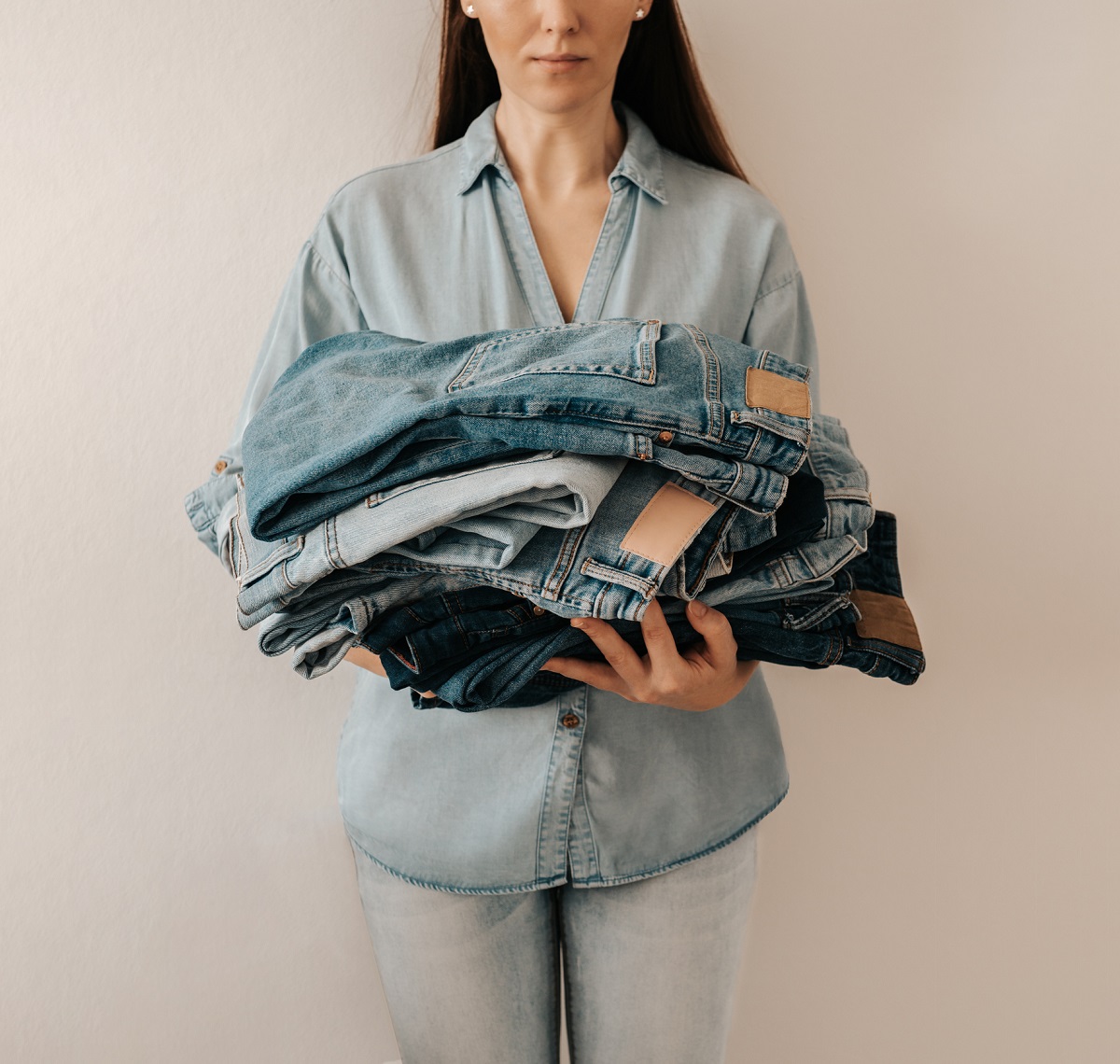 Persona con 'jeans', en nota sobre cómo cuidarlos y por qué meterlos a la nevera