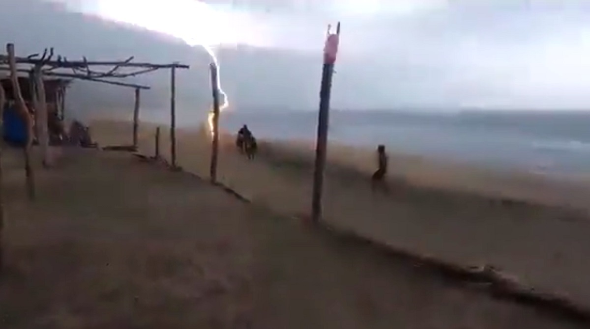 En México, en la playa de Maruata, de Michocán, un rayo impactó sobre 2 personas y terminó cobrándoles sus vidas. Todo quedó registrado en video.