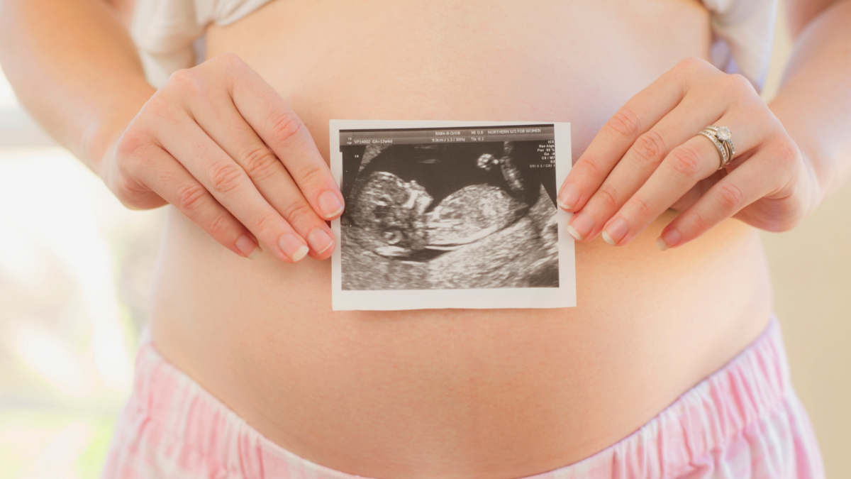 Joven supo que estaba embarazada cuando dio a luz: "Vi un pie salir de mí".