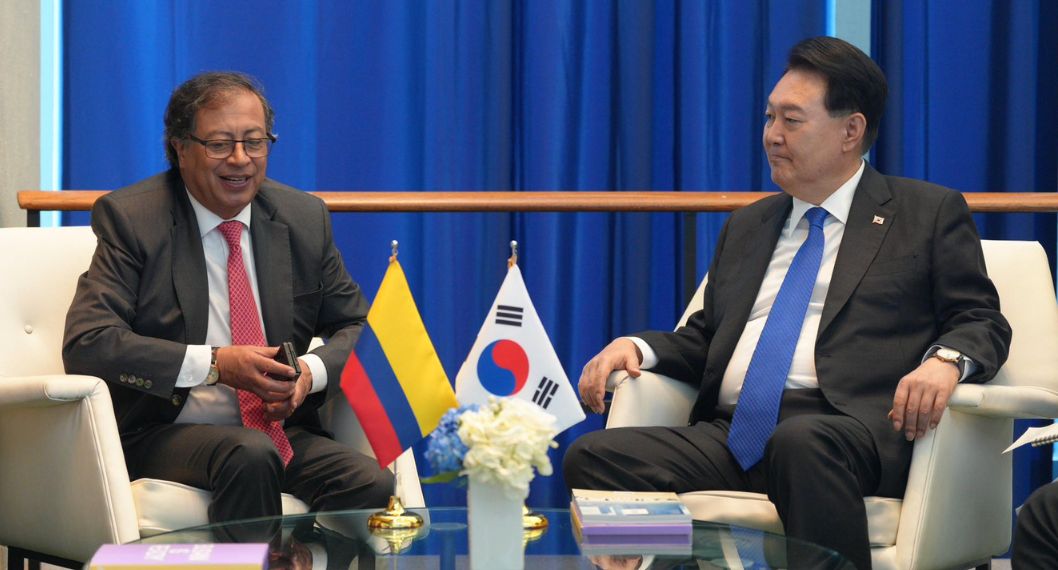 Gustavo Petro y Yoon Suk-yeol, presidente de Corea. Los presidentes ya se reunieron, un día después de que el colombiano incumplió a su cita principal con su homólogo
