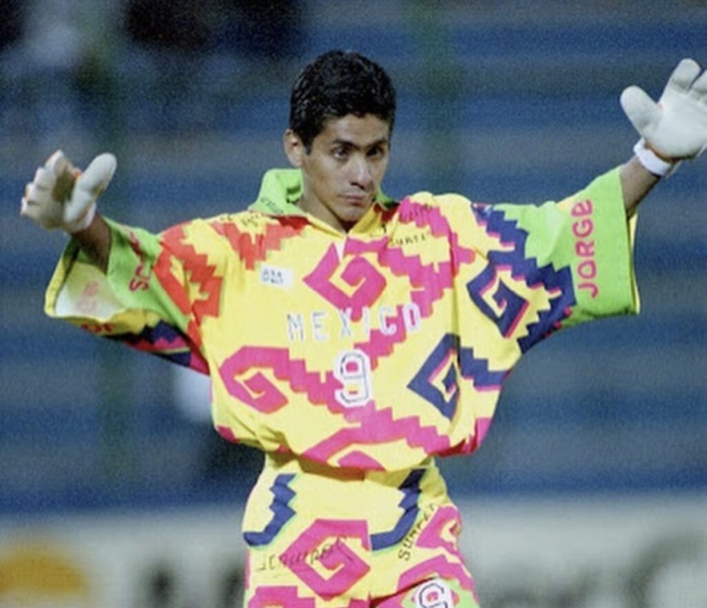 Jorge Campos con su característico uniforme colorido.