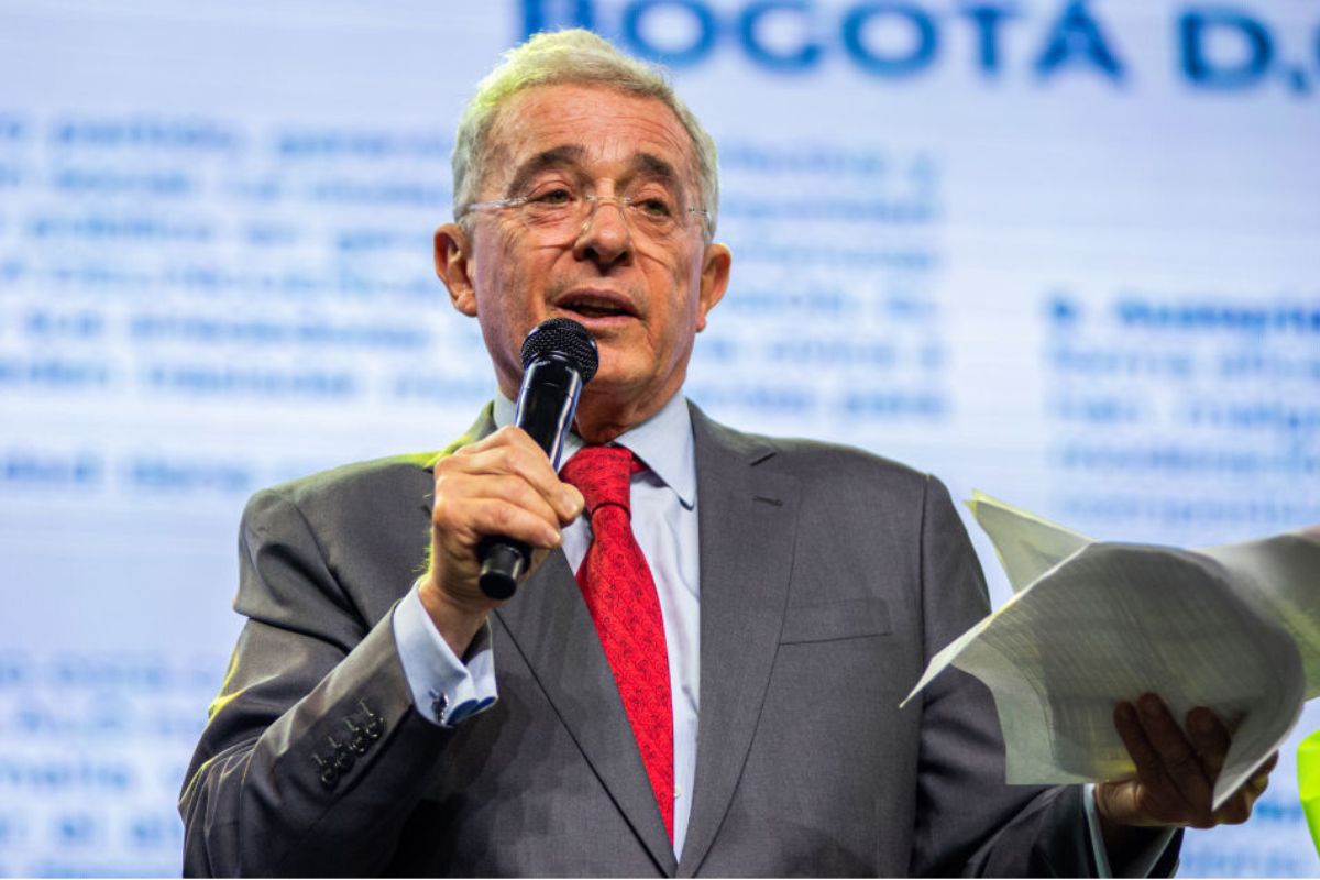 Álvaro Uribe evadió responsabilidad en falsos positivos y criticó a militares