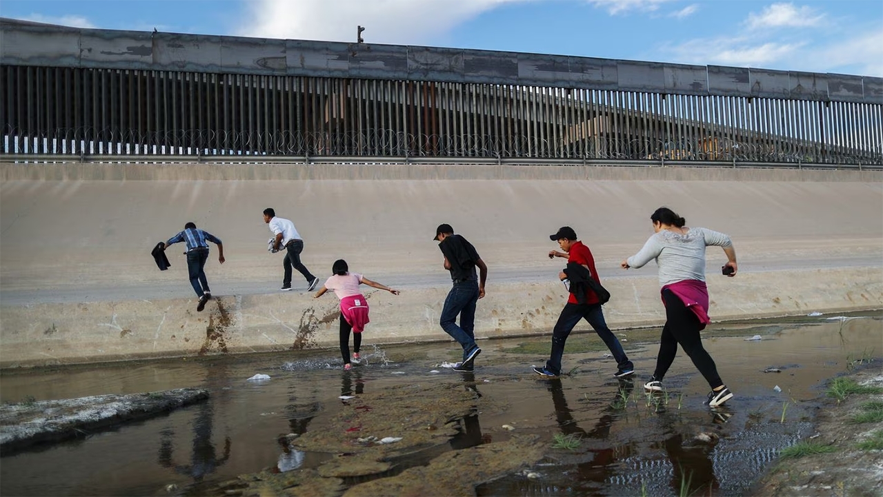Migrantes en frontera México-Estados Unidos