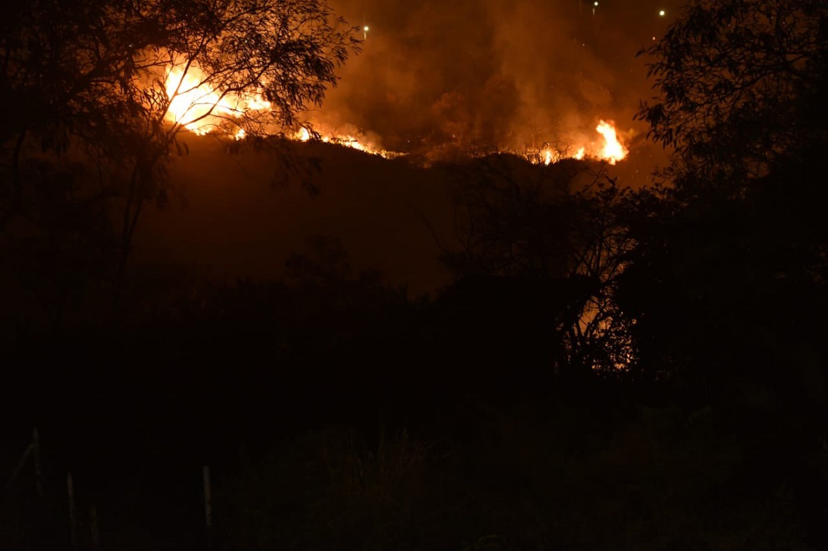 Incendio en Cali: trabajos contra el fuego, que fue provocado, evitaron tragedia