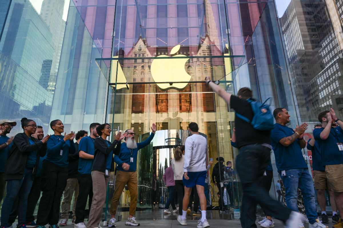 Foto de Apple, en nota de peleas por iPhone 15 a puños y desorden en tienda de Apple: video de cómo pasó