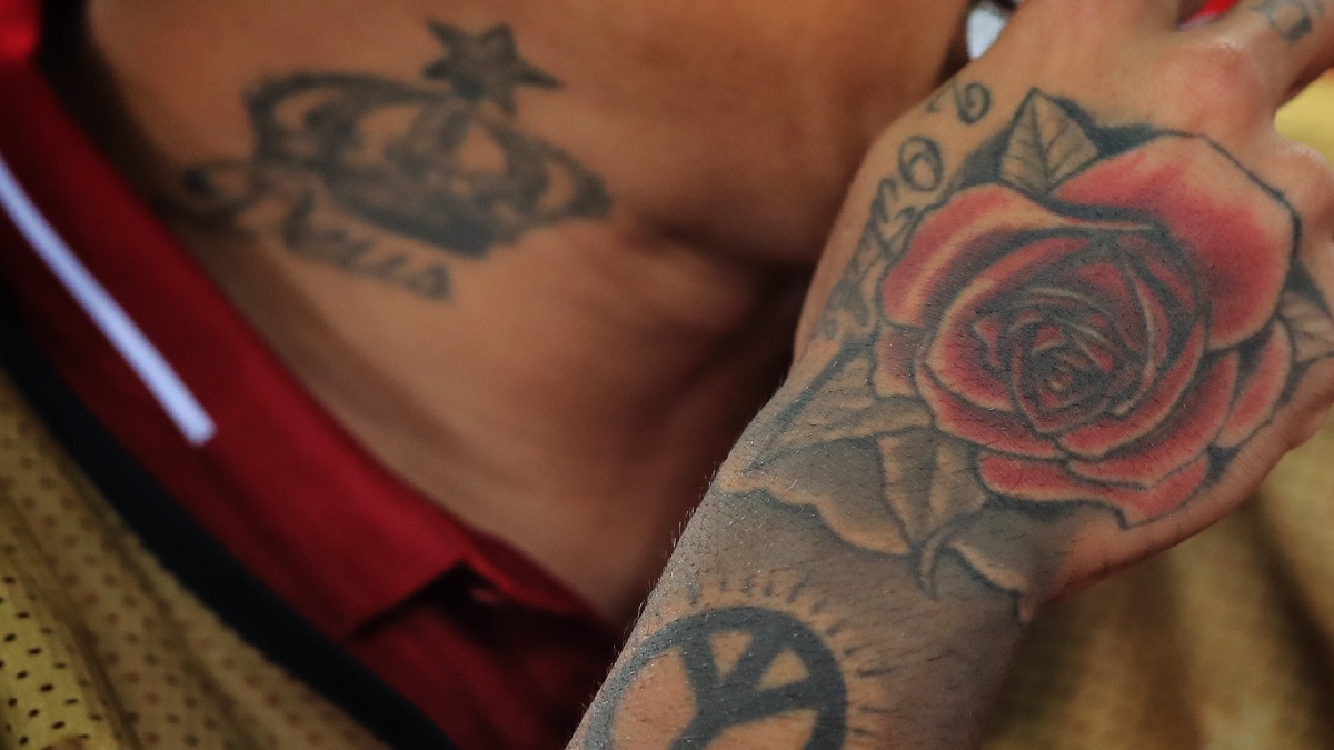 Joven colombiano estaría preso en El Salvador por tener dos tatuajes, según su madre.