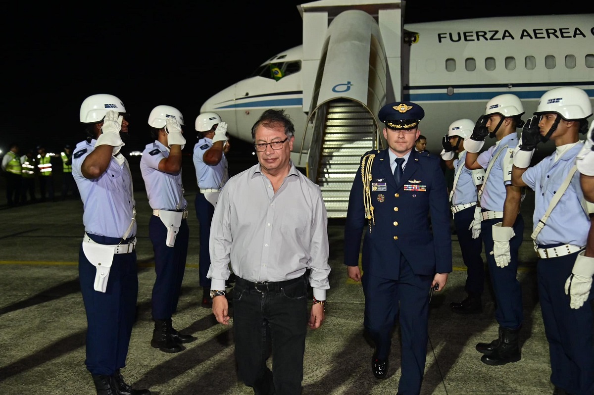 El presidente Gustavo Petro, con el avión presidencial a su espalda.