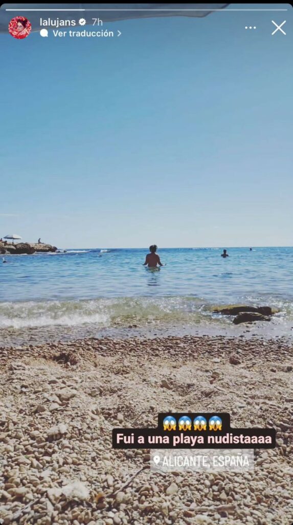 Daniela Luján está en una playa nudista en Europa 