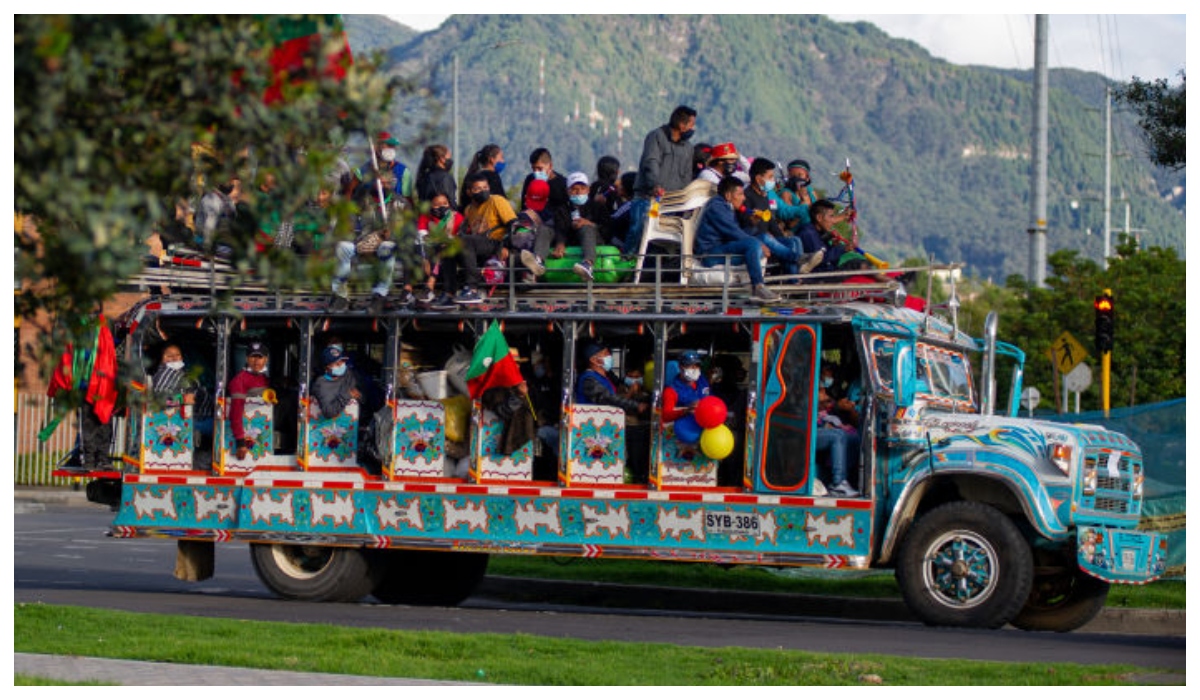 En más de 70 chivas, indígenas llegaron a Bogotá para unirse a marchas de Gobierno Petro