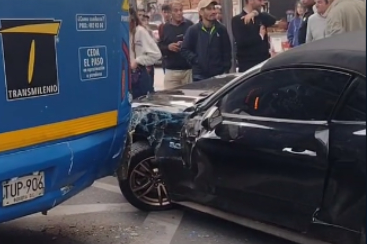 Bus del SITP se estrelló con carro convertible en Bogotá y le destruyó todo el panorámico. El incidente fue grabado por internautas. 