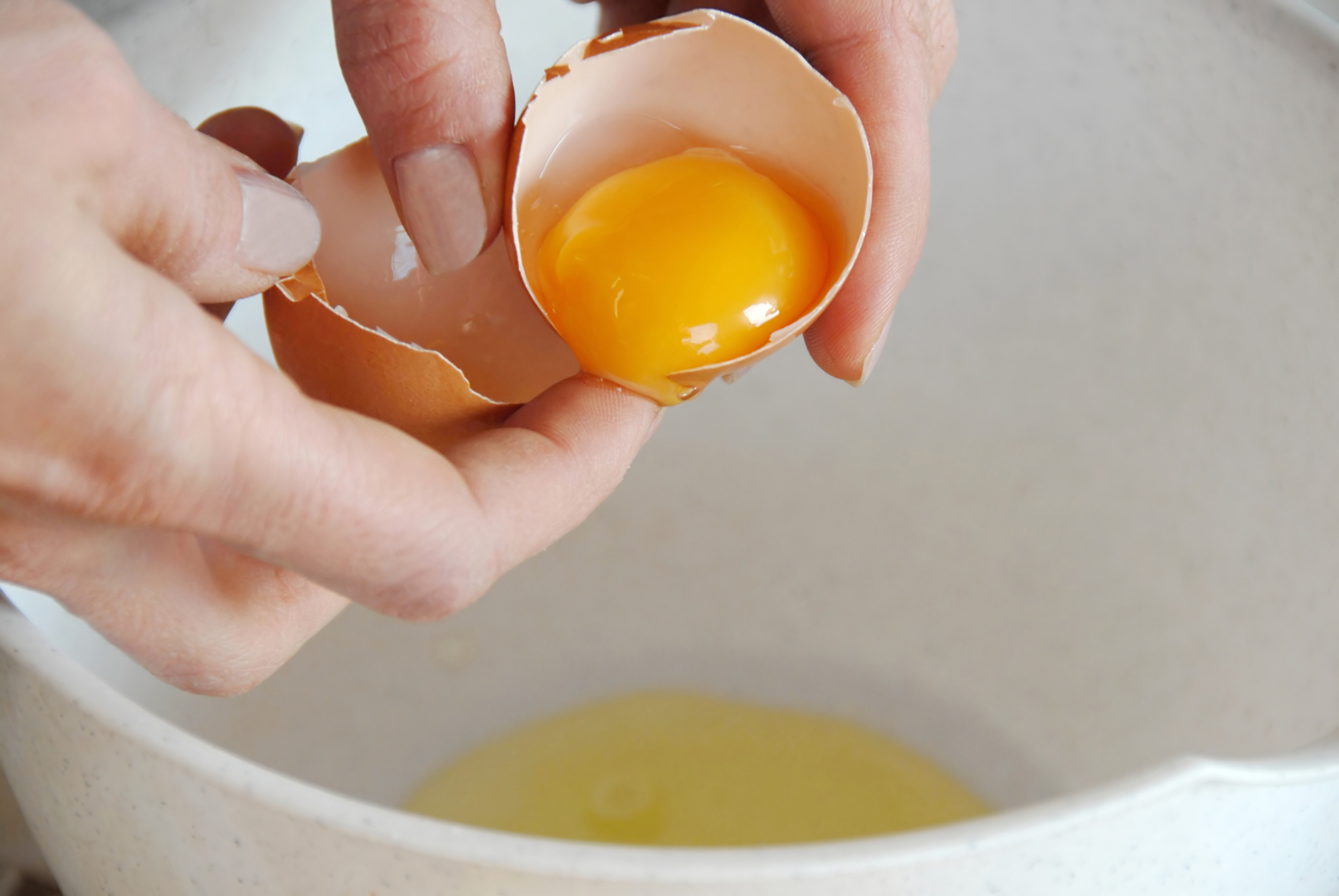 Cómo separar la yema de la clara de los huevos: truco sencillo y efectivo para lograrlo en cuestión de segundos utilizando solamente una botella plástica.