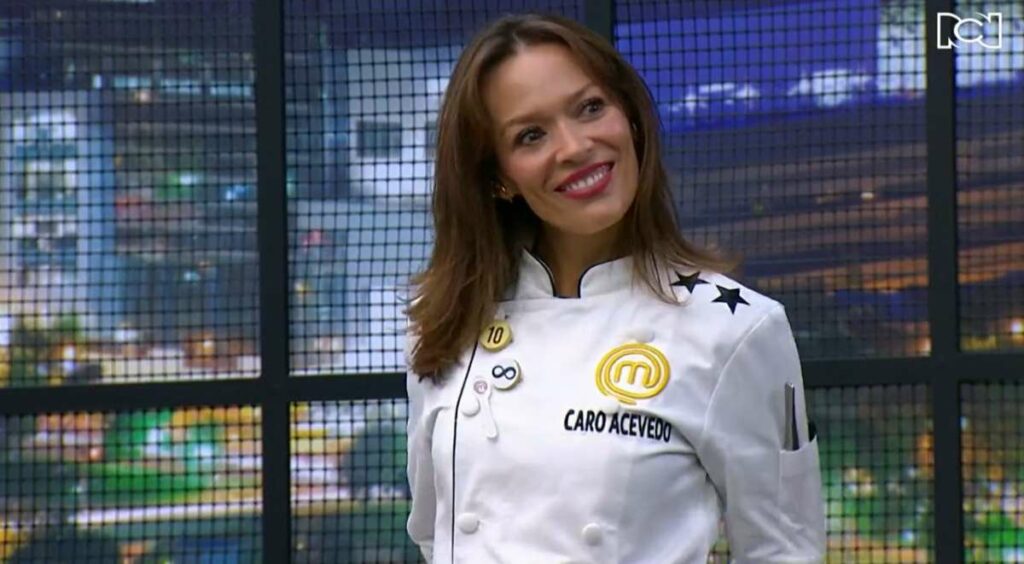 Foto de Carolina Acevedo en 'Masterchef' con cambio que le hizo a su uniforme./ Captura de pantalla 'Masterchef'