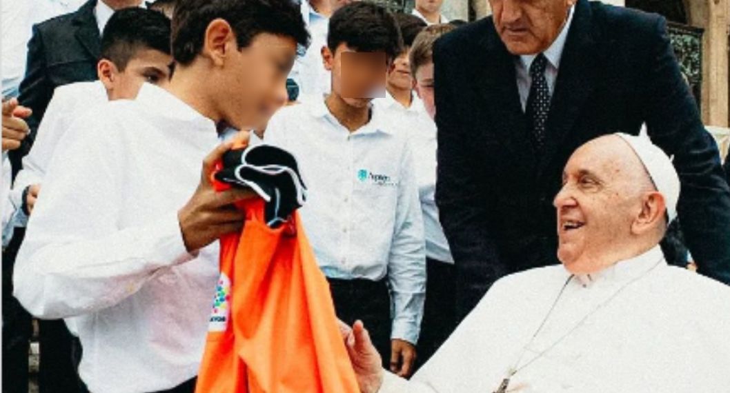 Papa Francisco recibiendo la camiseta del Envigado F. C. de Colombia