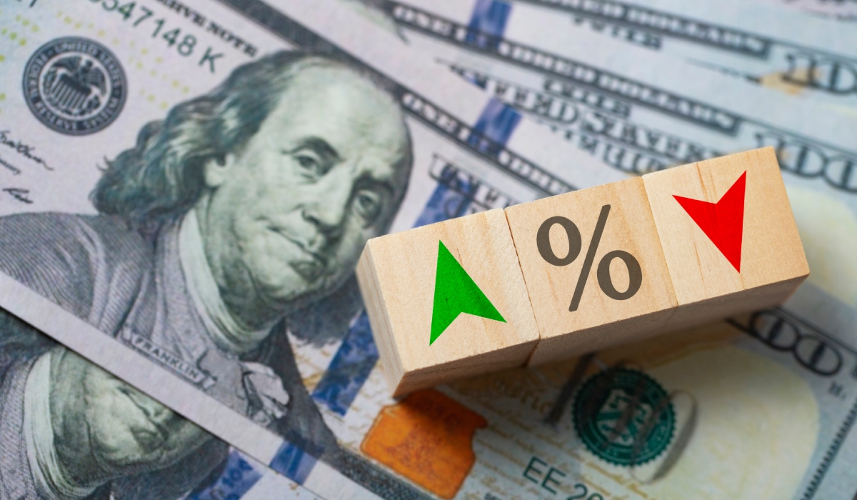 Dólar se fortalece y seguiría al alza, mientras en Colombia esperan decisión clave