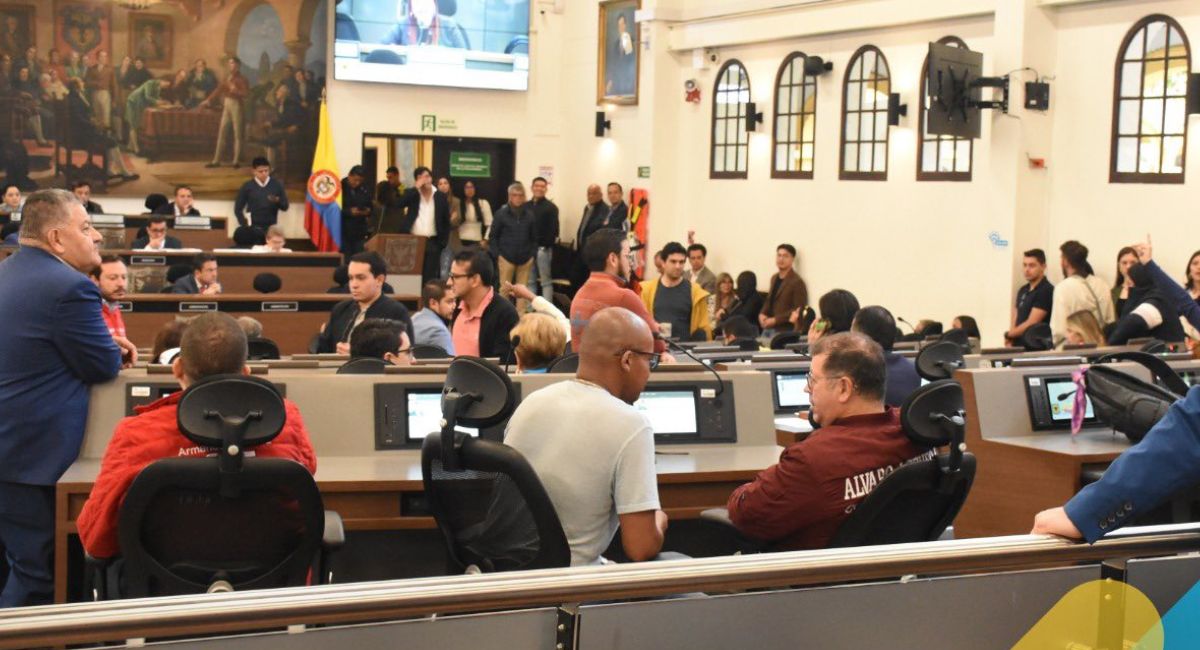 Un concejal en Colombia gana por sesión entre $ 138.645 a $ 554.421. La variación depende de la categoría que tenga el municipio o la ciudad.