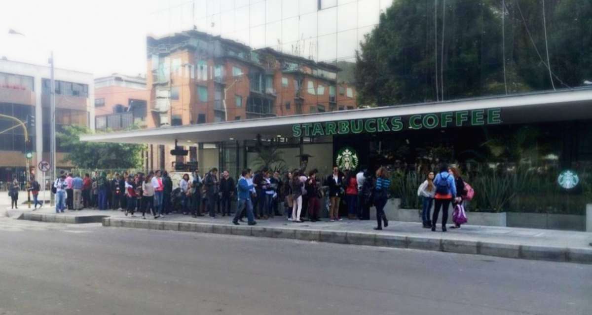 Foto de gente en Starbucks, en nota de que como Ikea, McDonald's, Falabella y más en Colombia dejaron larga fila.