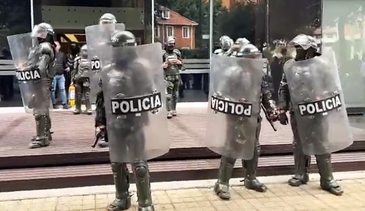 Toma indígena a Revista Semana hoy en Bogotá: Policía y Fiscalía sacan intrusos
