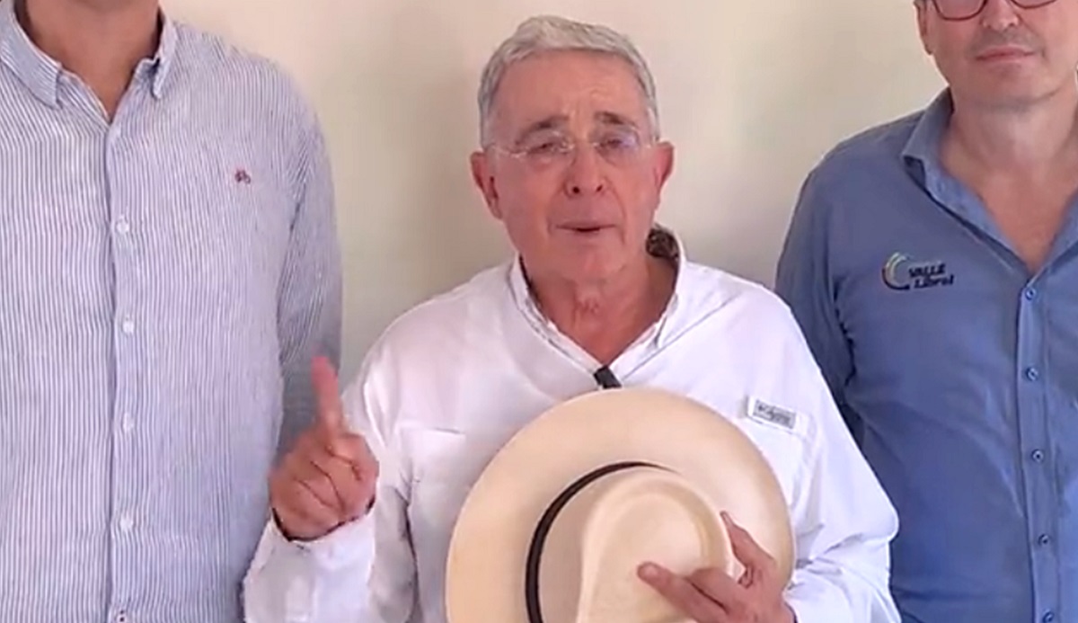 Álvaro Uribe, que da versión de ataque a Revista Semana