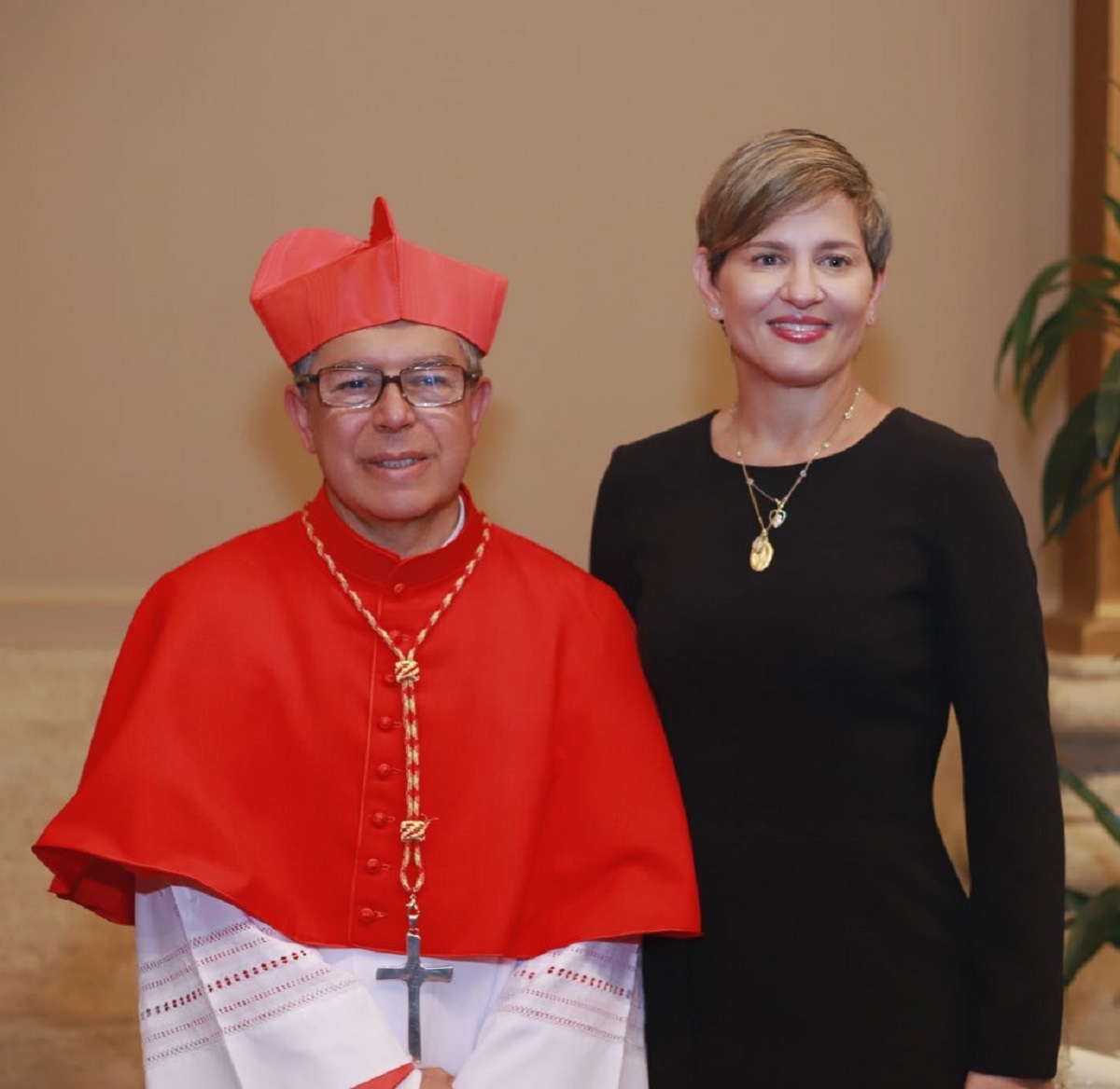 Verónica Alcocer habló de paz de Petro durante viaje a Roma con nuevo cardenal