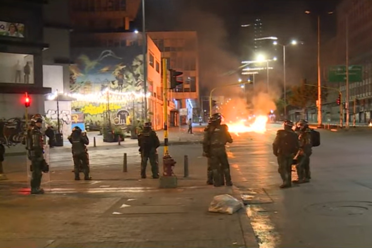 Disturbios en Bogotá contra el contrabando dejaron daños en Transmilenio y canecas quemadas por parte de los comerciantes. Incluso, hubo un herido. 